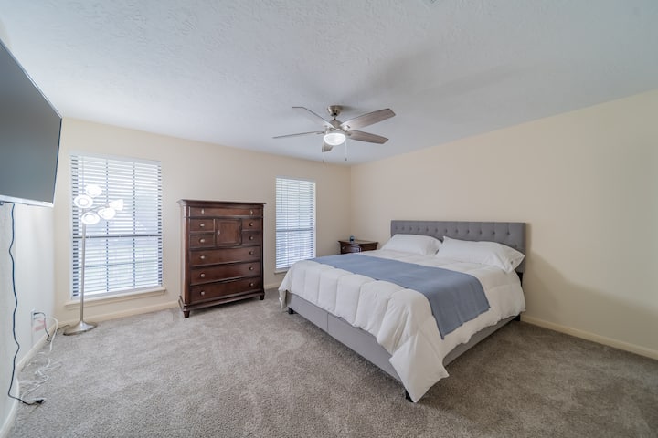 Jill bedroom including cali king bed  + Smart TV + Smart Speaker. 

Veliki privatni ormar. 

Prekrasan pogled na balkon i dvorište. 