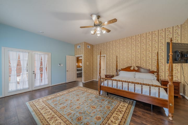 Glavna spavaća soba s podesivim krevetom, Smart TV-om, pametnim zvučnikom