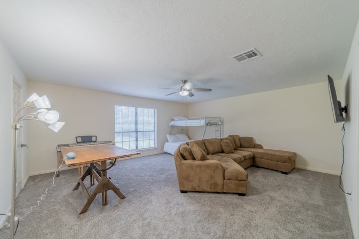 Obiteljska spavaća soba s bračnim krevetom i krevetom na kat ispod kojeg se nalazi krevet na rasklapanje. 

Smart TV, pametni zvučnik, klavir i stol za rukotvorine! 