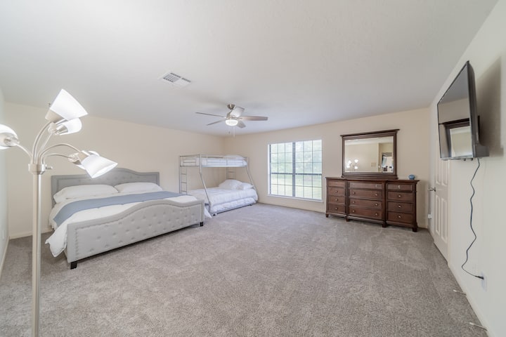 Jack spavaća soba s bračnim krevetom + krevet na kat s bračnim krevetom, bračnim krevetom za jednu osobu + Smart TV + pametni zvučnik. 

Veliki privatni ormar. 

Prekrasan pogled na dvorište i bazen. 