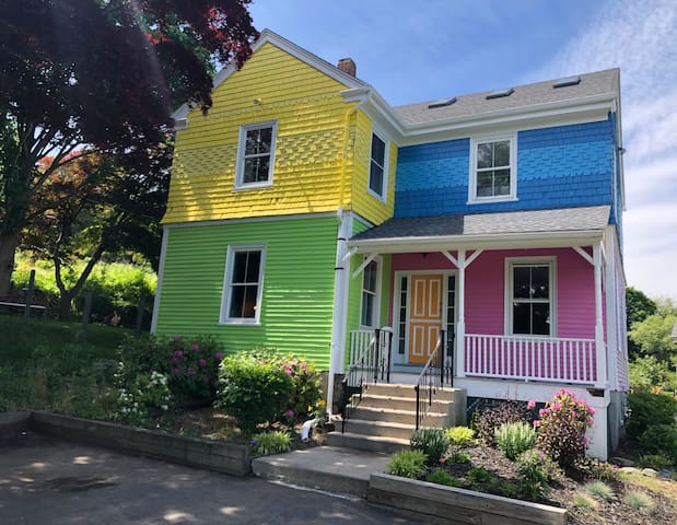 Cheerful 200yr old Farmhouse on 6 acres near beach