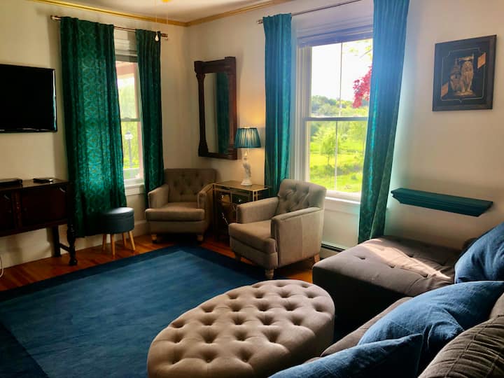 Cheerful 220yr-old Farmhouse On 6 Acres Near Beach - Newport, RI
