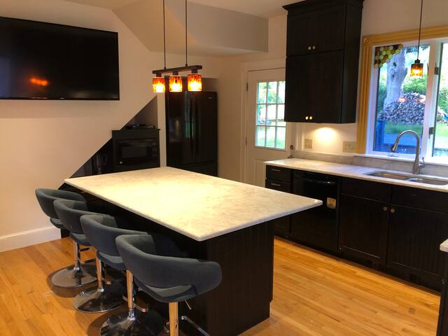 Cheerful 200yr old Farmhouse on 6 acres near beach gallery image 3