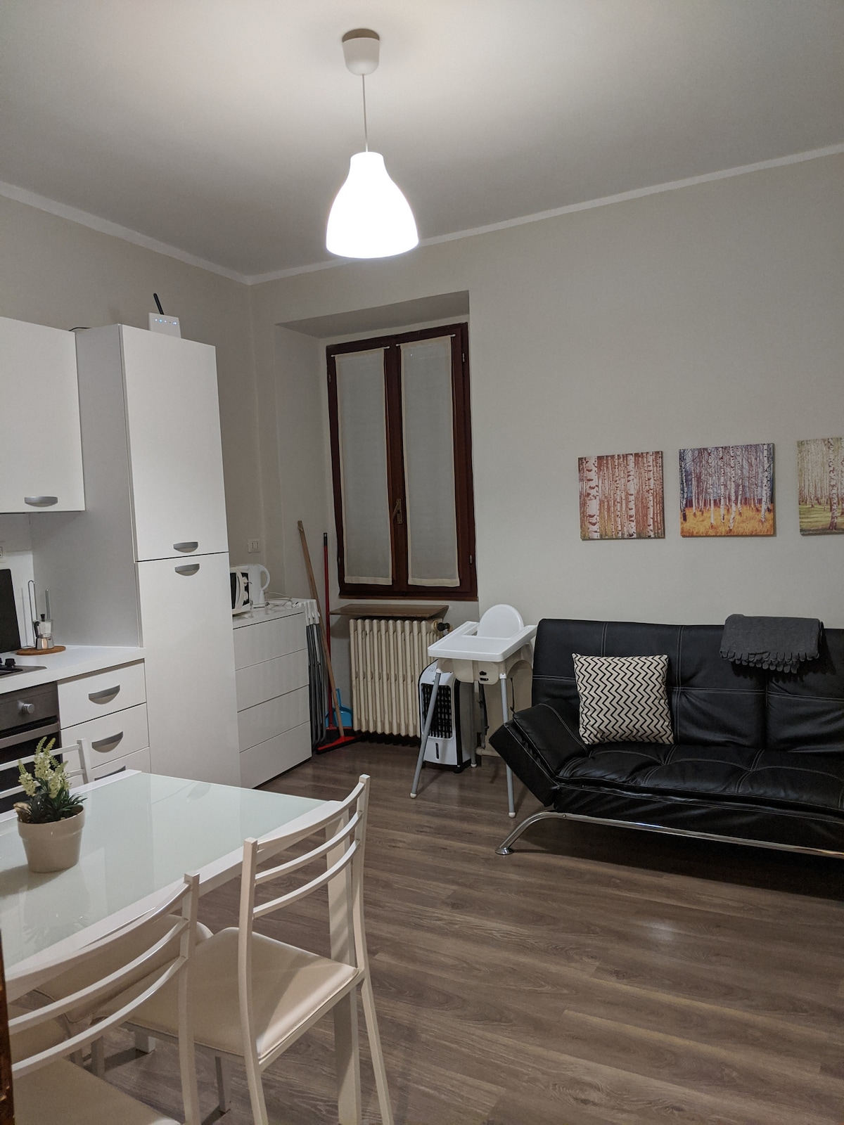 غرفة معيشة بمطبخ مفتوح