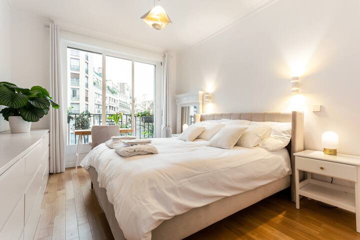 Elegant prime 3-bed apt with AC near Champs-Elysee