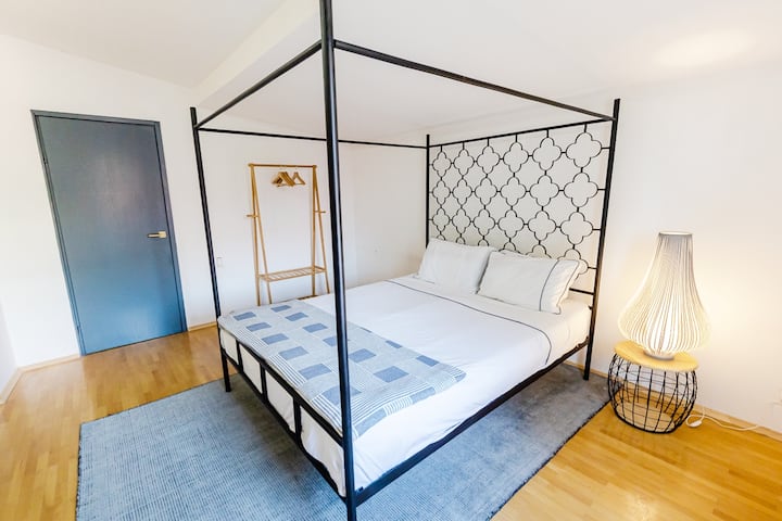 Hlavná spálňa s manželskou posteľou King.