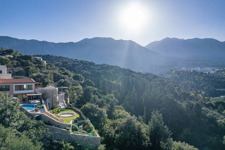 Stunning panoramic and sea views and jacuzzi! gallery image 4