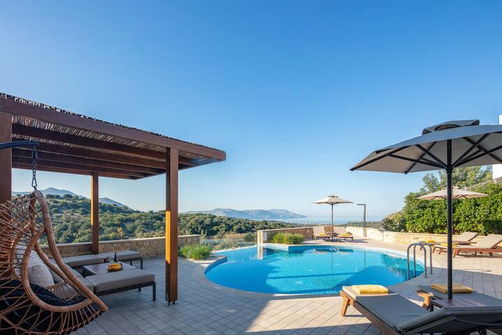 Stunning panoramic and sea views and jacuzzi! gallery image 2