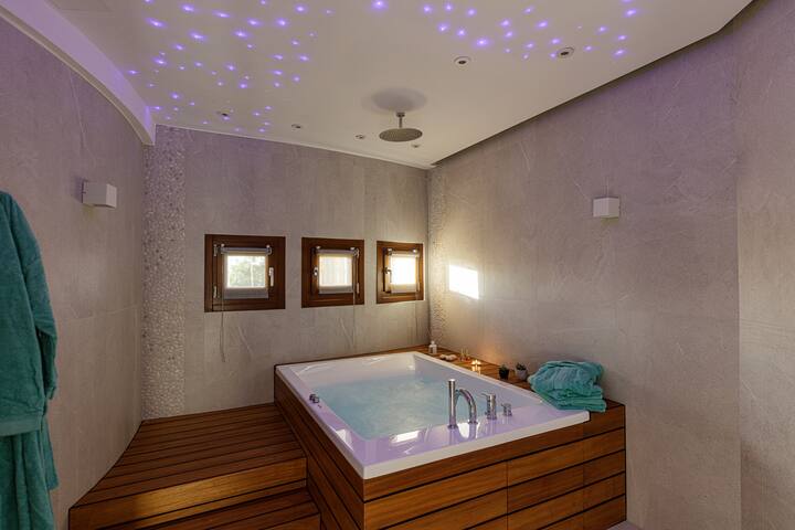 Stunning panoramic and sea views and jacuzzi! gallery image 5