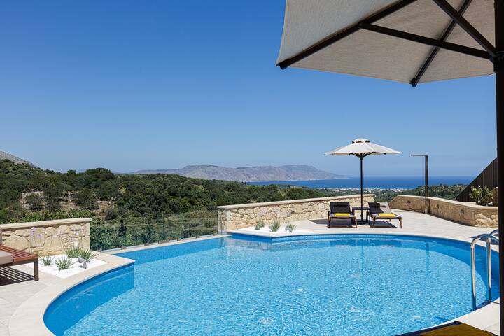 Stunning panoramic and sea views and jacuzzi!