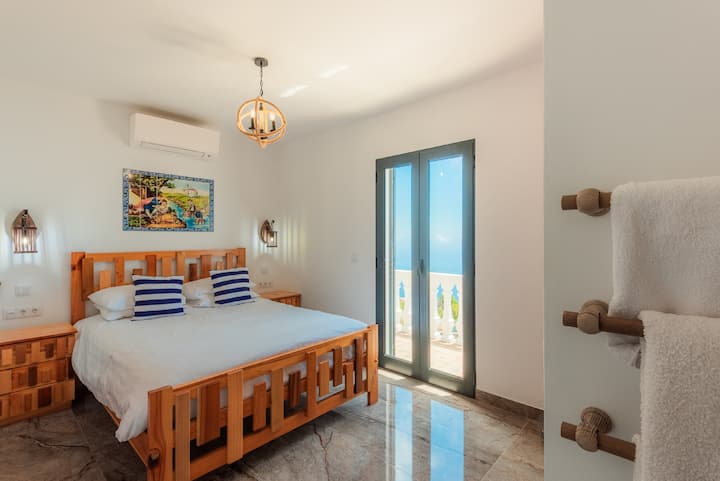 主卧配备空调/暖气和套内卫生间