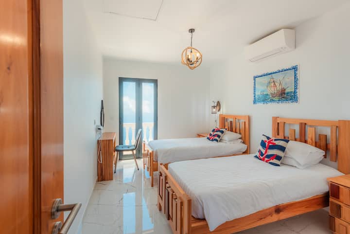 2号卧室配有空调和阳台。定制床