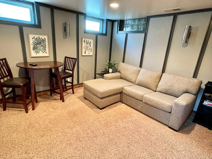 Chambre familiale privée et confortable au rez-de-chaussée avec canapé-lit, salle de bain, téléviseur intelligent et cuisinette
