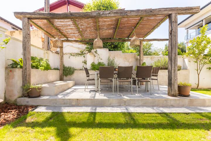 Luxury San Sebastian villa with Garden & Parking gallery image 3