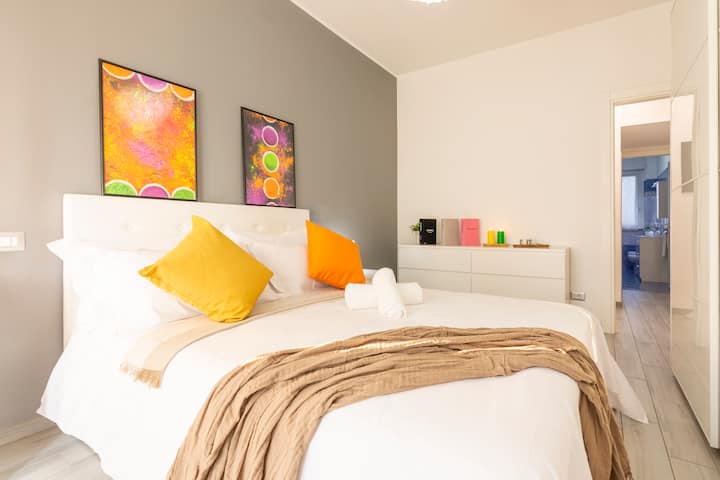 Спална соба со удобен душек, гардероба со три врати и катче за убавина.