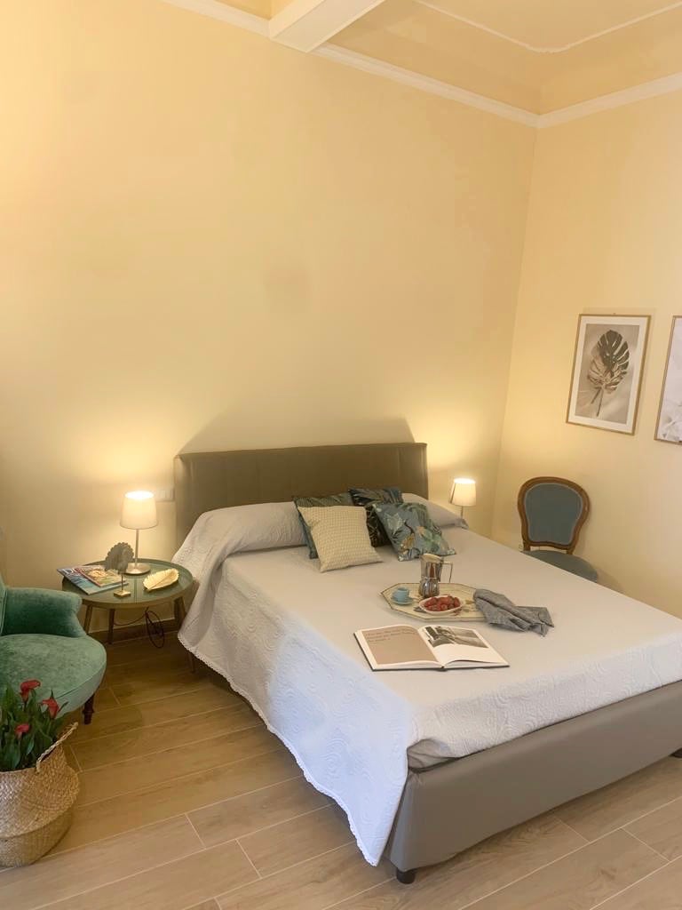 eneo la kulala lenye kitanda cha watu wawili