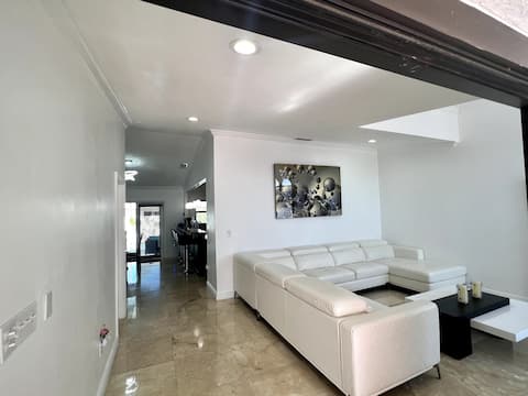 Successful Airbnb property: Sunny Getaway: Relaxing Miami Home in Tamiami