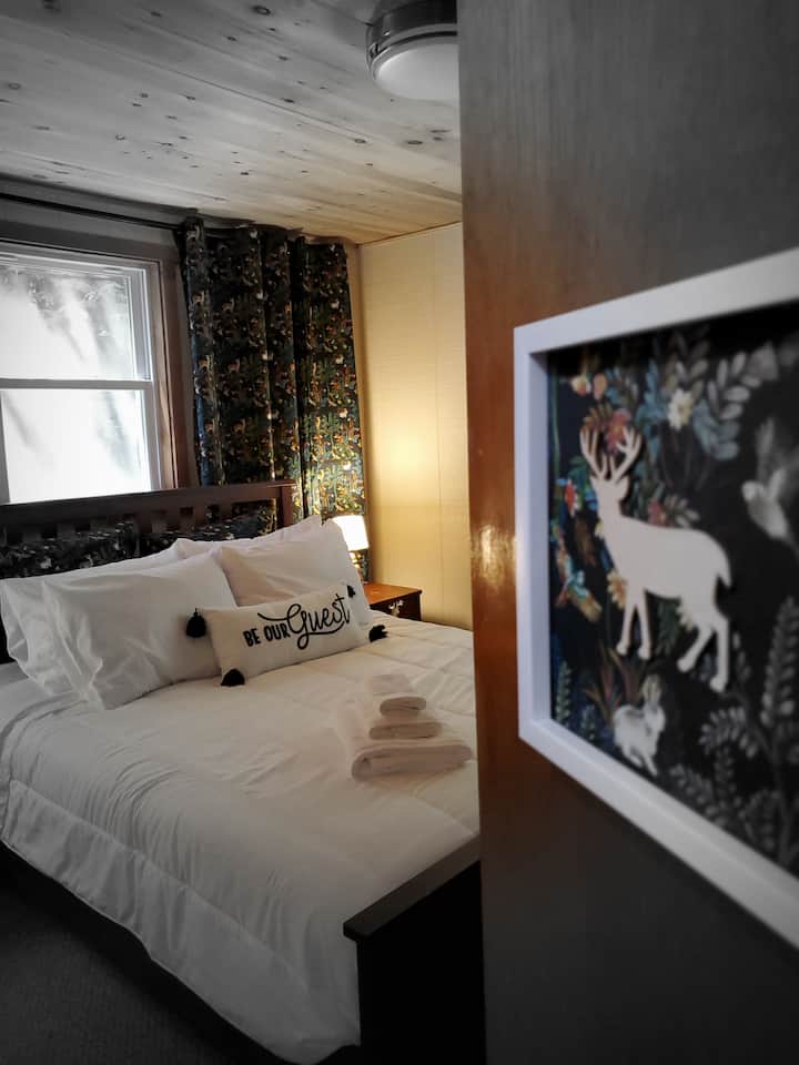 Стая за елени - спалня на 1 - ви етаж с двойно легло извън основното жилищно пространство.