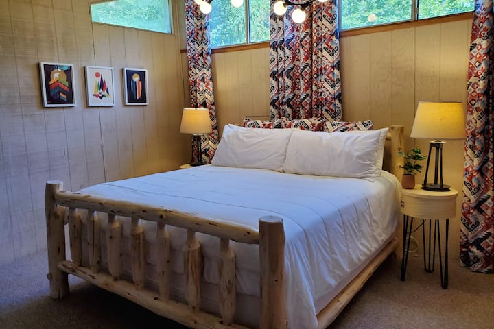 Меча стая - просторна стая на 2 - ри етаж с суперголямо двойно легло, кът за сядане и телевизор.