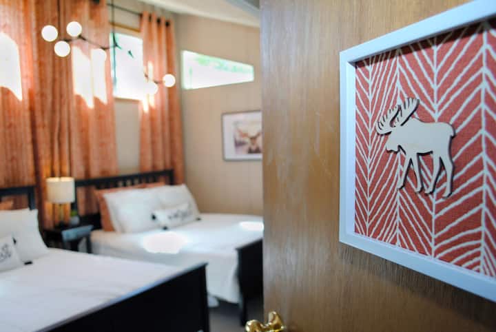 Стая за лосове - просторна стая на 2 - ри етаж с 2 двойни легла, кът за сядане и телевизор.