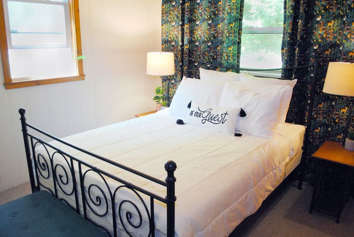 Стая за лисици - 1 - ва спалня с двойно легло извън основното жилищно пространство.