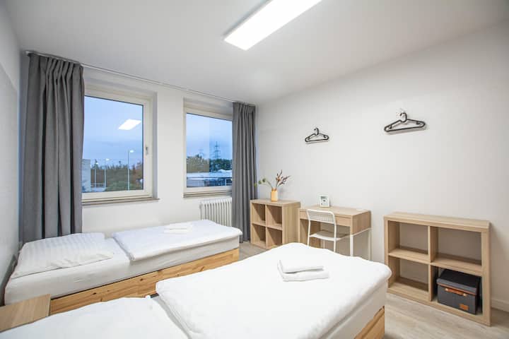 T&K Apartments-Neuss-10 Rooms Apartment-1 OG