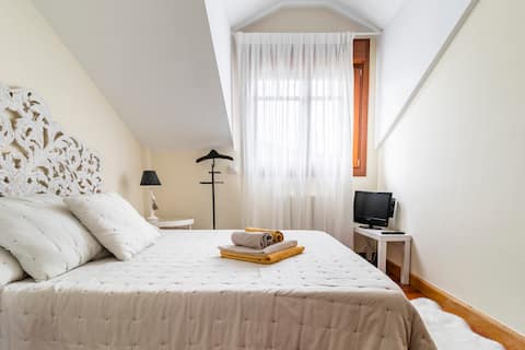 A double room with a private bathroom and garden