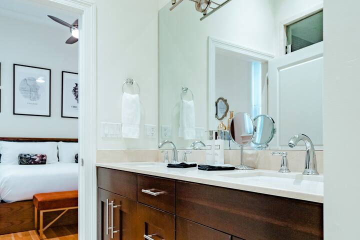 Chic 3BD/2BA Suite w/ Full Kitchen & Washer/Dryer gallery image 4