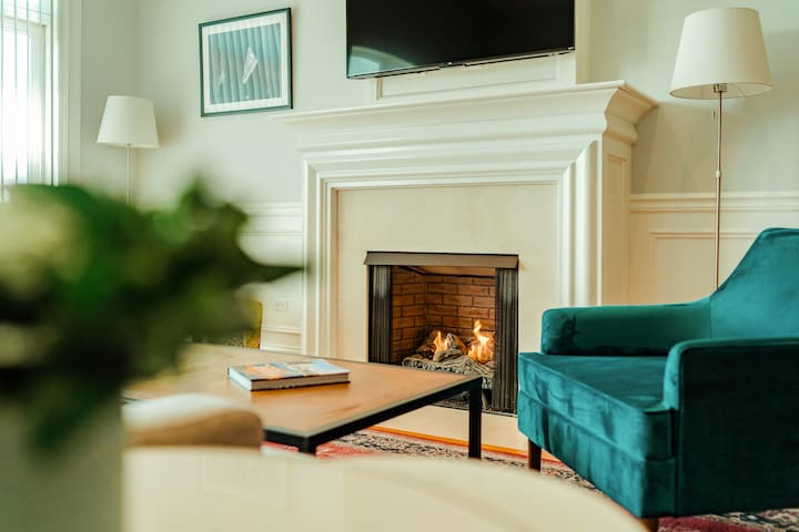 Chic 3BD/2BA Suite w/ Full Kitchen & Washer/Dryer