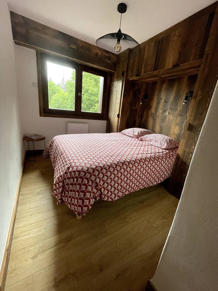 The bedroom has a large dressing room surrounding the headboard.
Special attention has been paid to the quality of the bedding. 