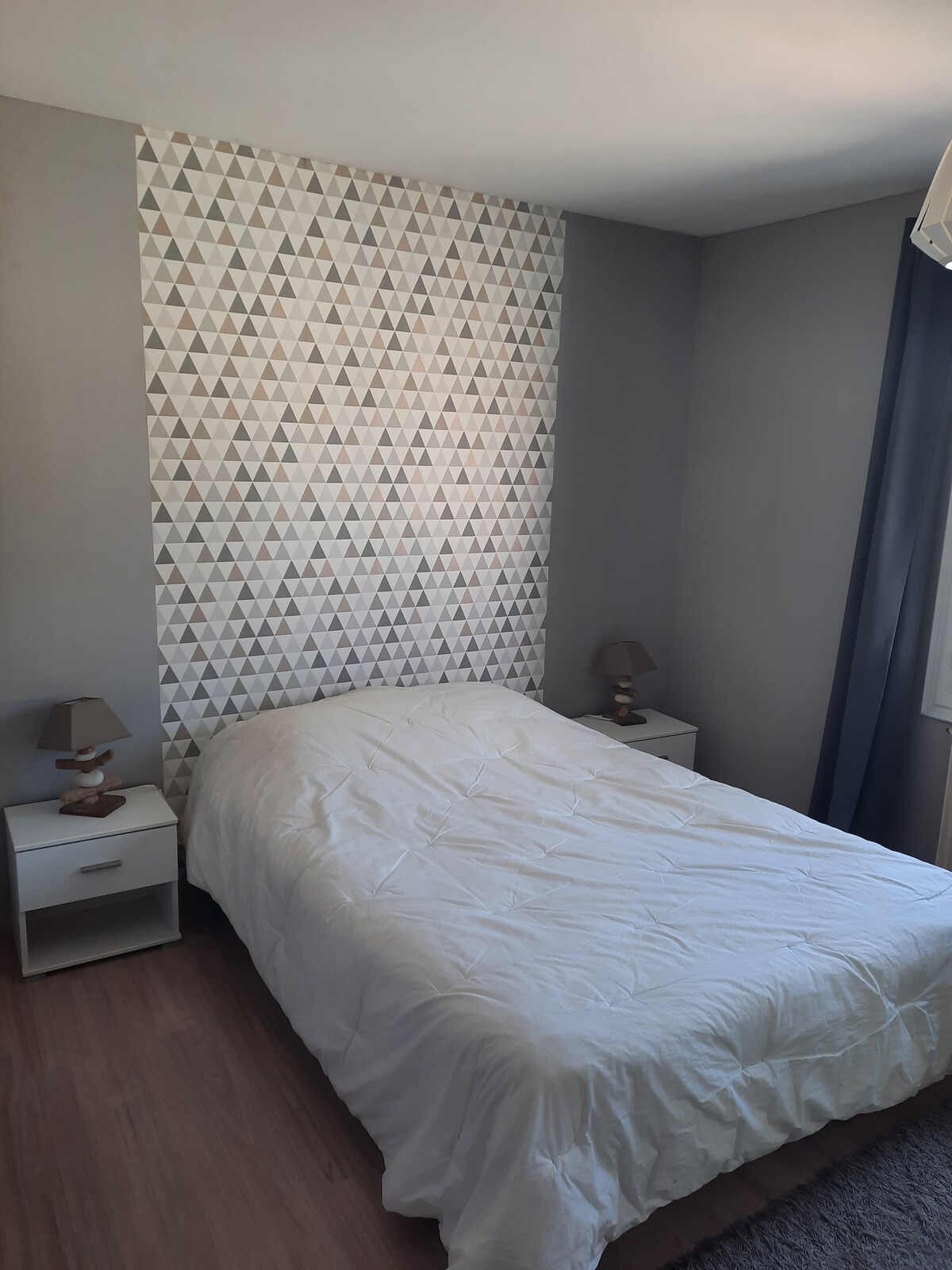 غرفة نوم في الطابق الأرضي بإطلالة على حمام السباحة وخزانات كبيرة