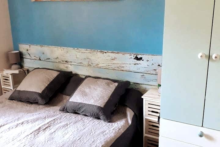 La primera habitación con cama de 140 en planta baja con cabina de ducha. Un inodoro independiente está en la planta baja además del de la planta superior.