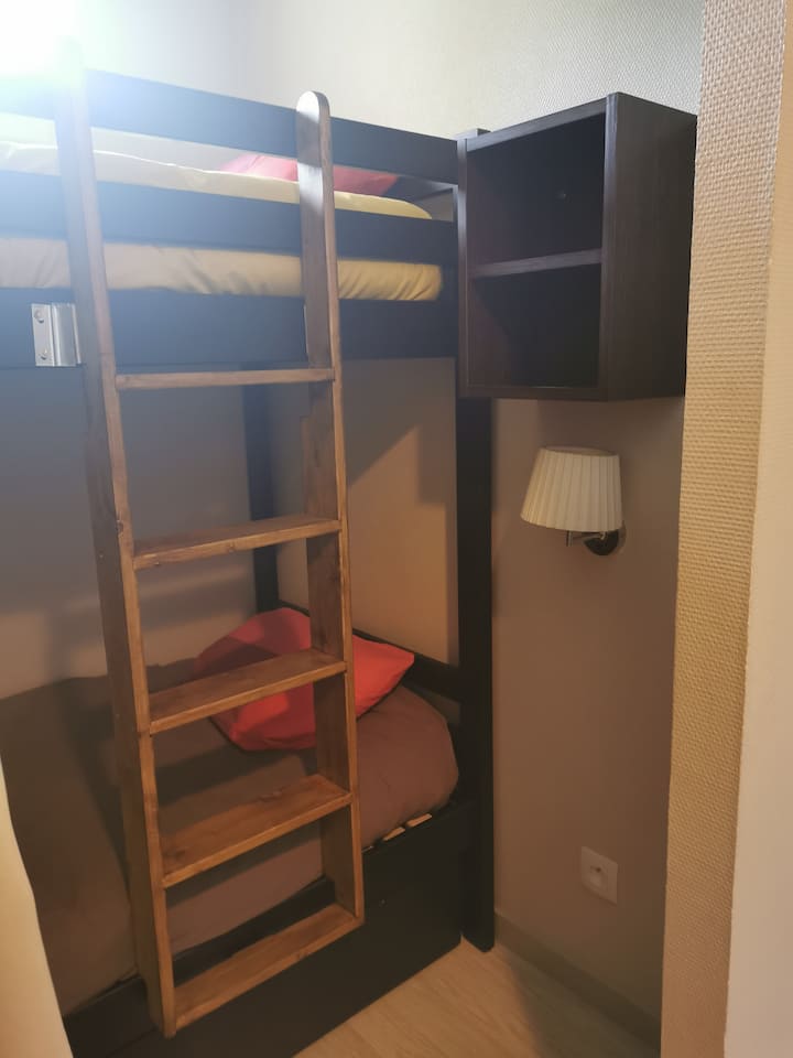 Pequeña habitación de moussaillon con literas