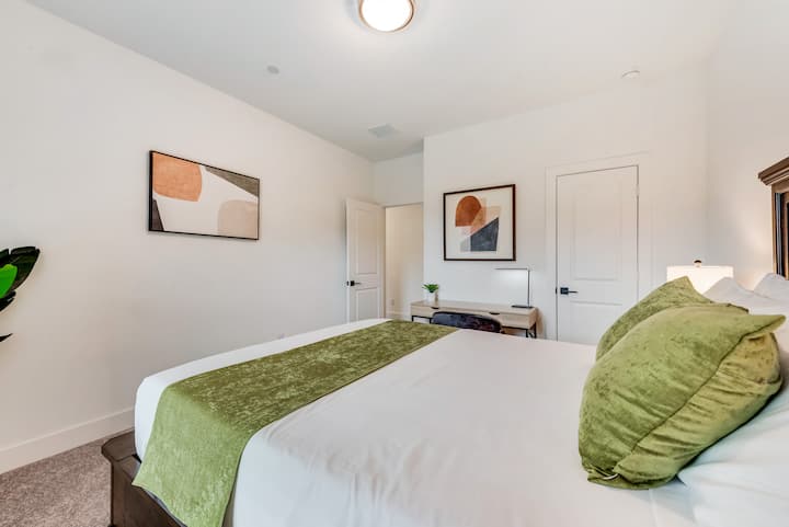 مرتبة كوين مريحة لقضاء ليلة مريحة.  ومكتب صغير لتلك الإلهامات في وقت متأخر من الليل في حال كان لا يزال لديك عمل في ذهنك.  