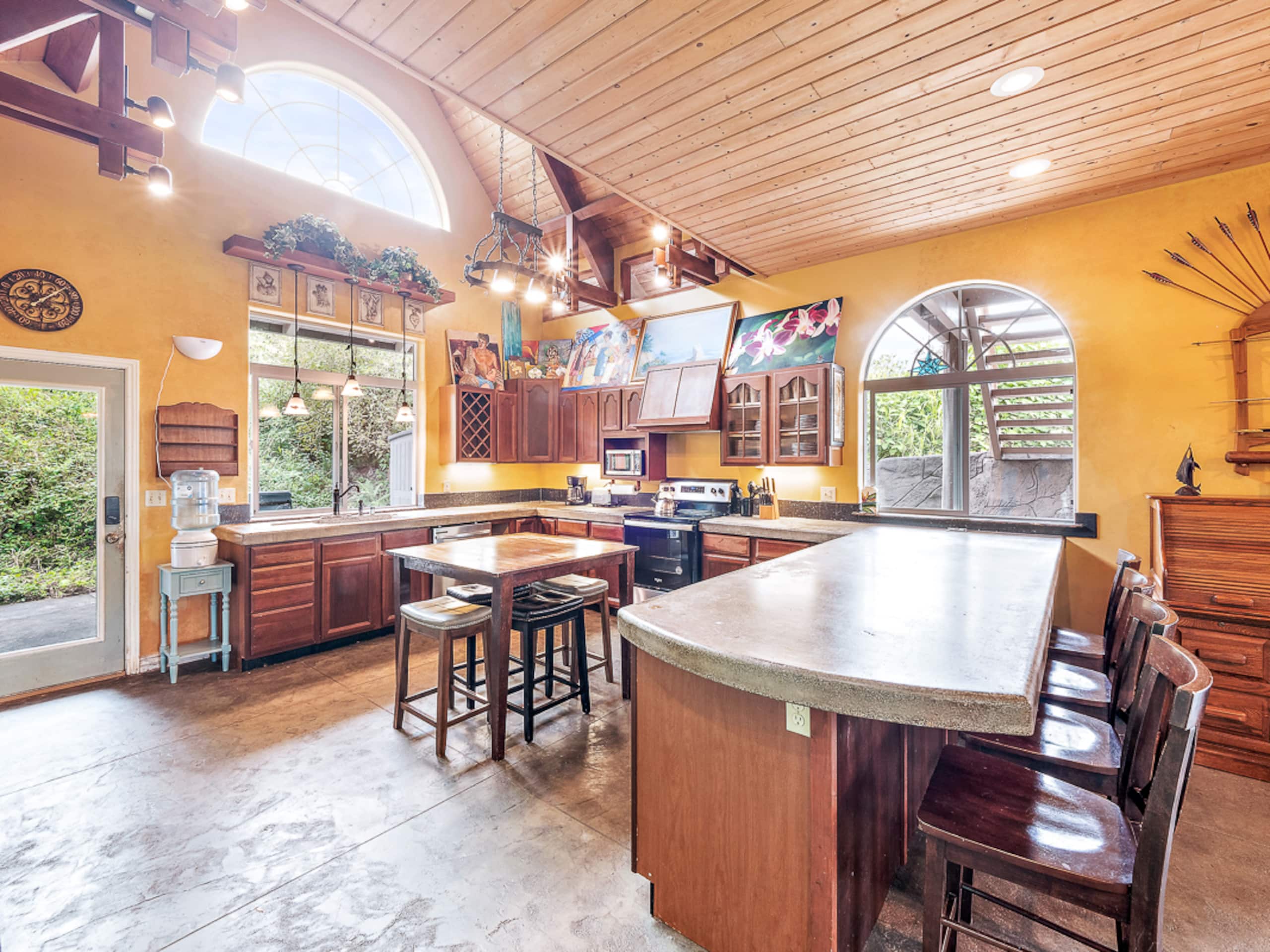 Home in Holualoa · ★4.6 · 4 bedrooms · 7 beds · 3.5 private baths - Image 8