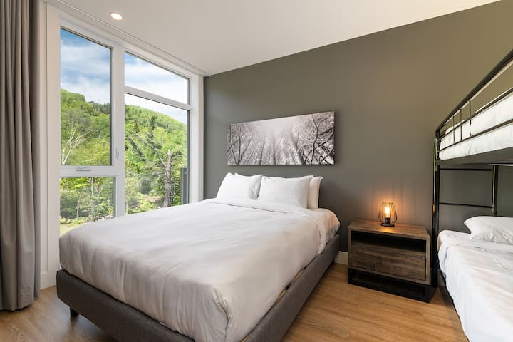 Მეორე საძინებელი/ორადგილიანი საწოლი/ორსართულიანი საწოლები.

** ზოგიერთ ბინაში არ არის ორსართულიანი საწოლების ნაკრები **