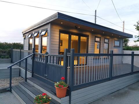 1 bedroom wooden cabin in rural location.