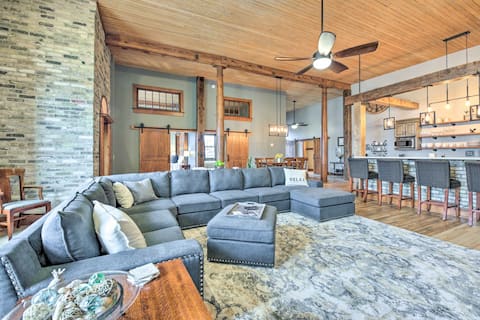 Beautiful Downtown Home - 2 Blks from Lake
