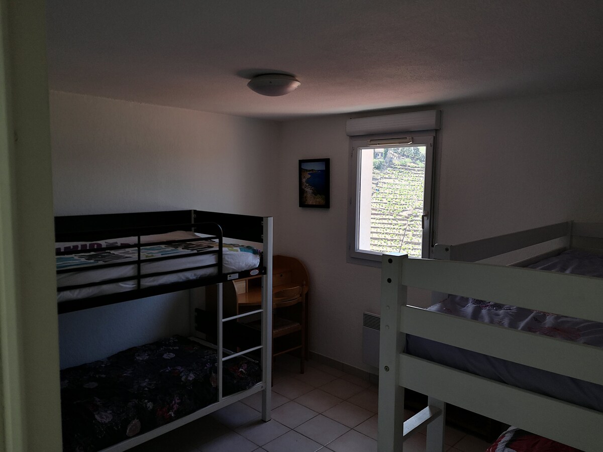 Etage 1 : Chambre 2, 4 canapés lits 90x190, vue vignes et mer - climatisation

Premier étage, deuxième chambre avec 4 lits. Vue sur les montagnes et la mer. Climatisation