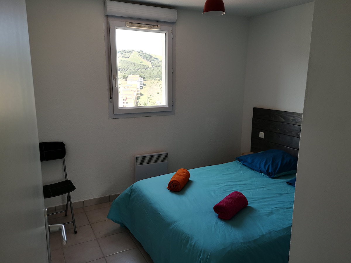 Etage 1 : Chambre 1, lit double 140x190, grande pancarte, vue vigne et mer. Climatisation Premier

étage, 1ère chambre, 1 lit double 140x190, grand rangement, montagnes et vue sur la mer. Air cond