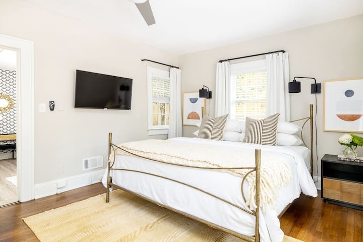 Კომფორტული საწოლი ამ კაშკაშა ფართო საძინებელში, ტელევიზორის/ლამპების საქანელა, უშუქო ფარდები. Შეაბიჯეთ სამზარეულოს სივრცეში