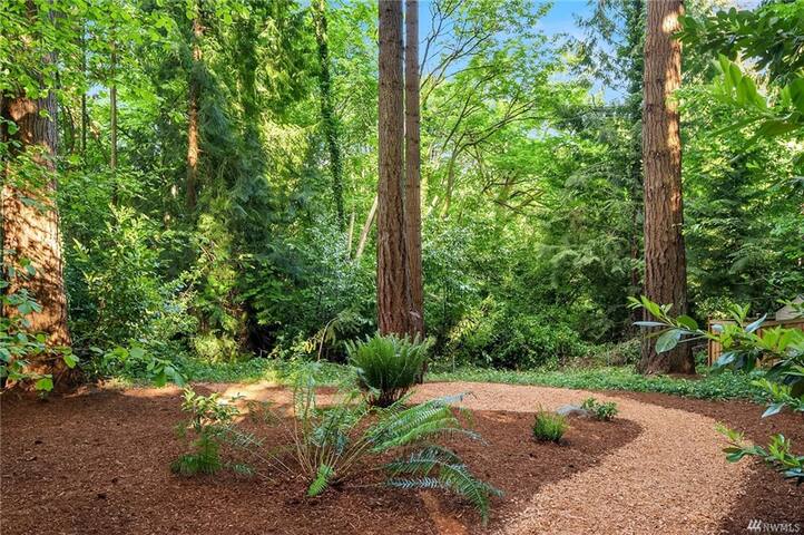 Spacious Cabin with HotTub,Sauna,AC,Loft,King Bed gallery image 4