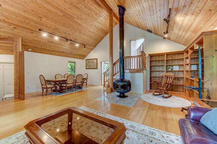 Spacious Cabin with HotTub,Sauna,AC,Loft,King Bed gallery image 3