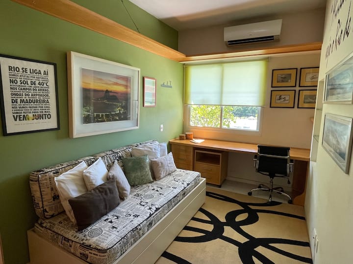 seconda camera con 2 letti singoli (uno bicama), aria condizionata split e grande piano di lavoro con wifi ad alta velocità 500Mb