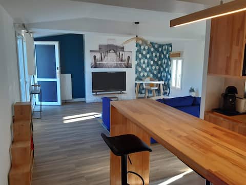 Large 2-room apartment - Self check-in/code - 2 smart TVs - Parking