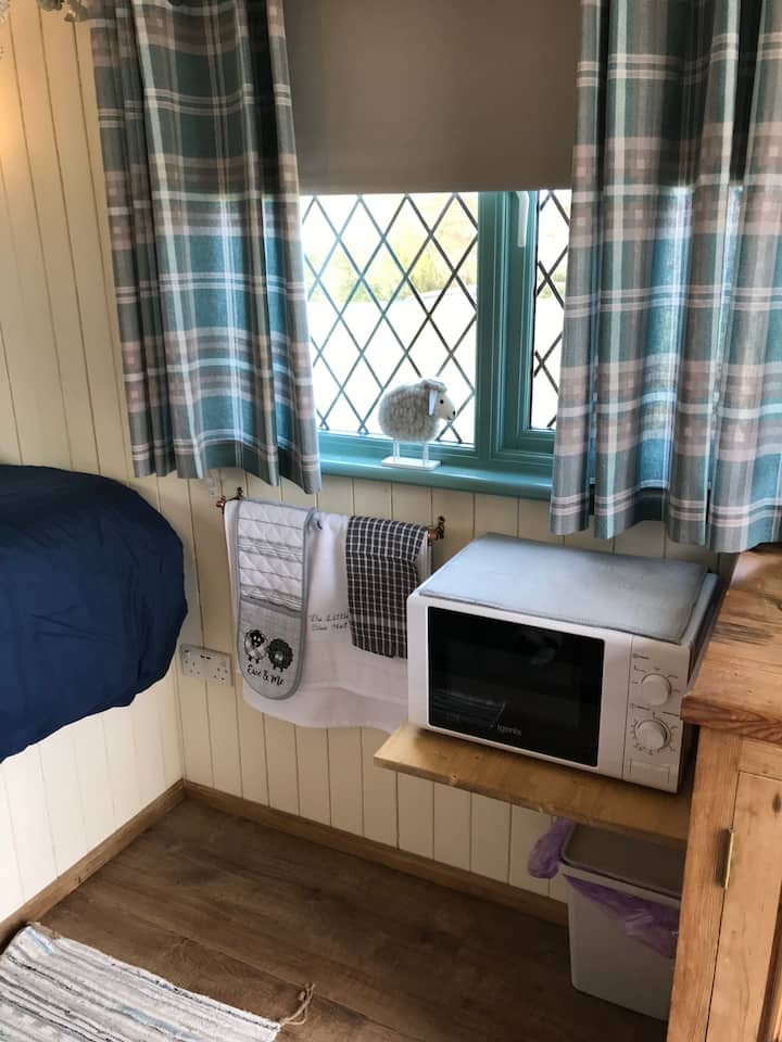 Rustic Shepherd’s Hut For Two Guests Dog Friendly - Llanelli