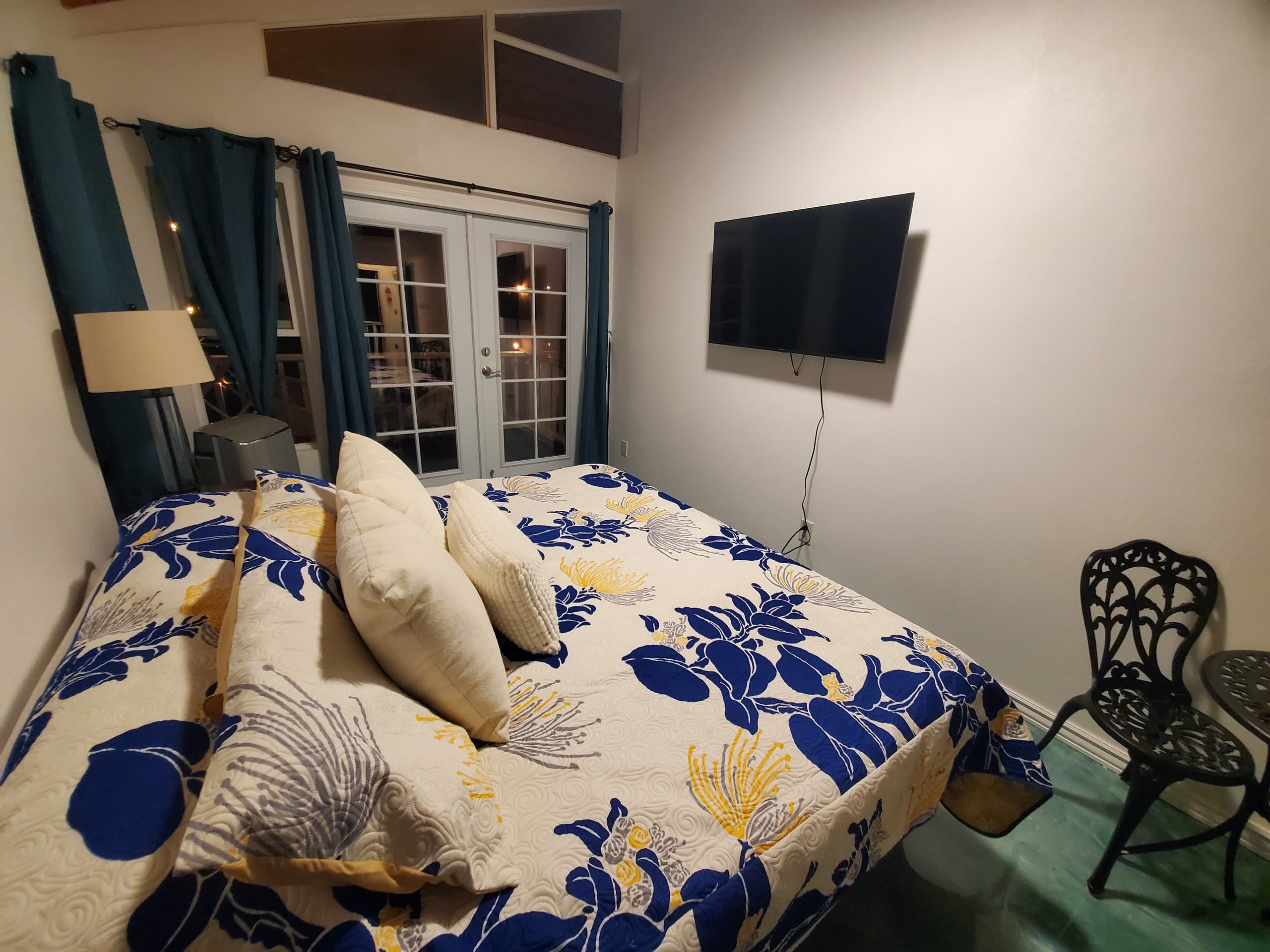 Olena Studio; King bed, Close to Airport - Photo 27