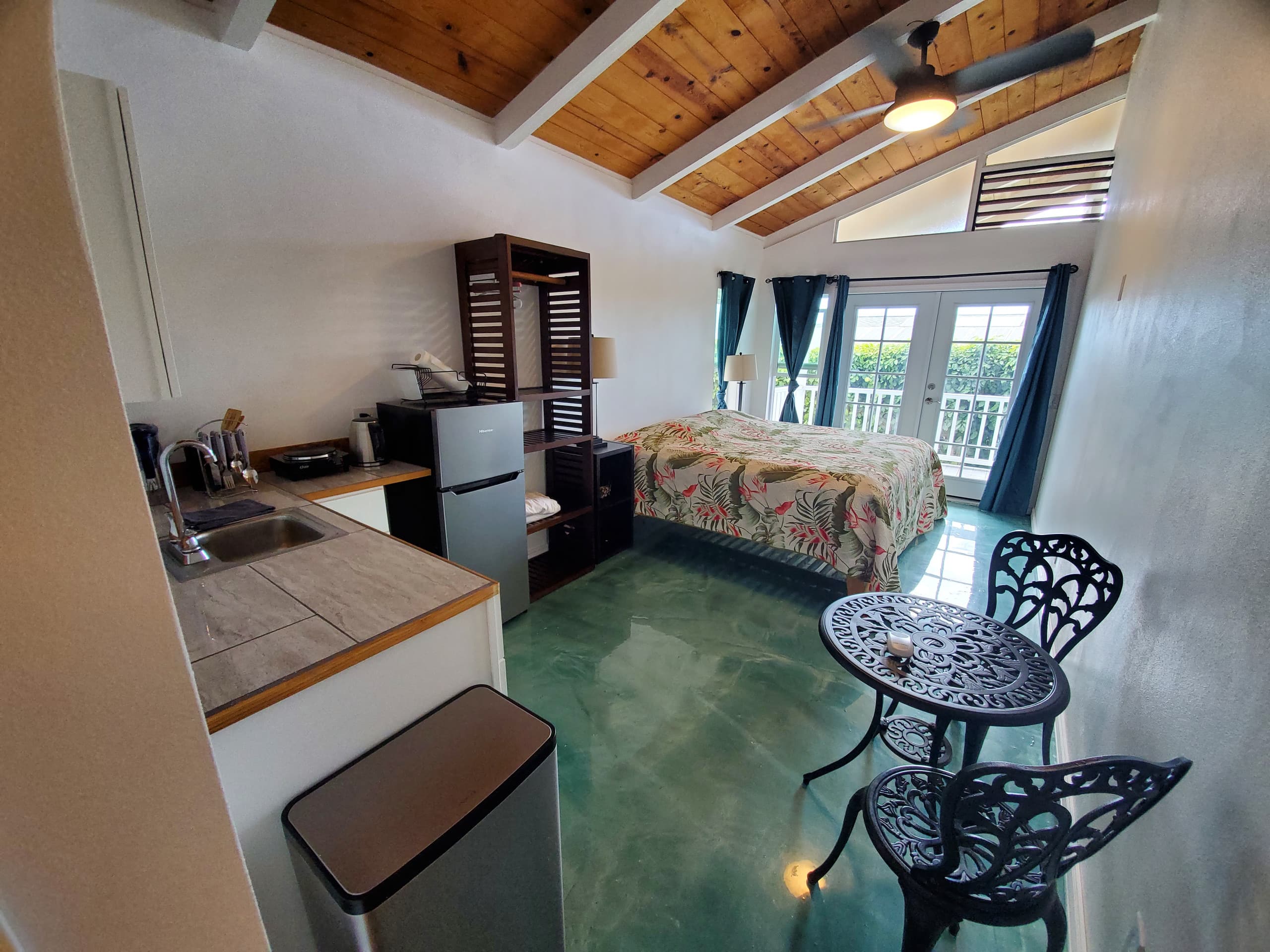 Olena Studio; King bed, Close to Airport - Main photo