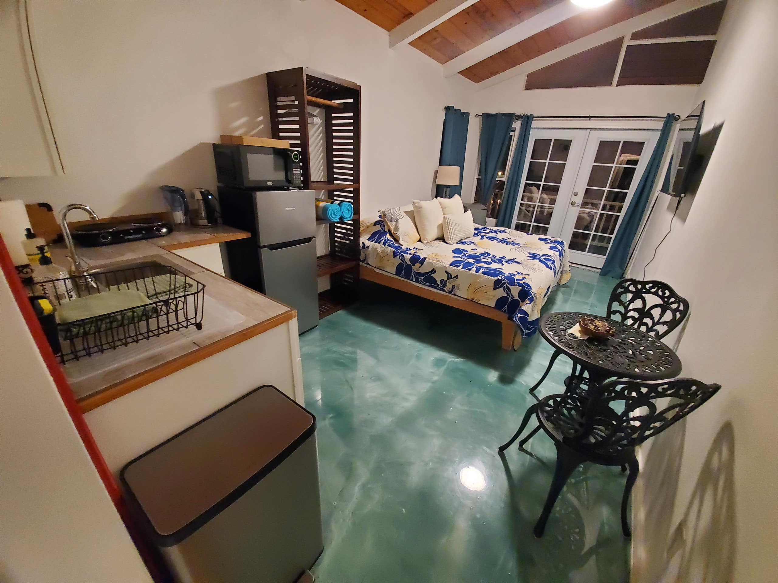 Olena Studio; King bed, Close to Airport - Photo 32