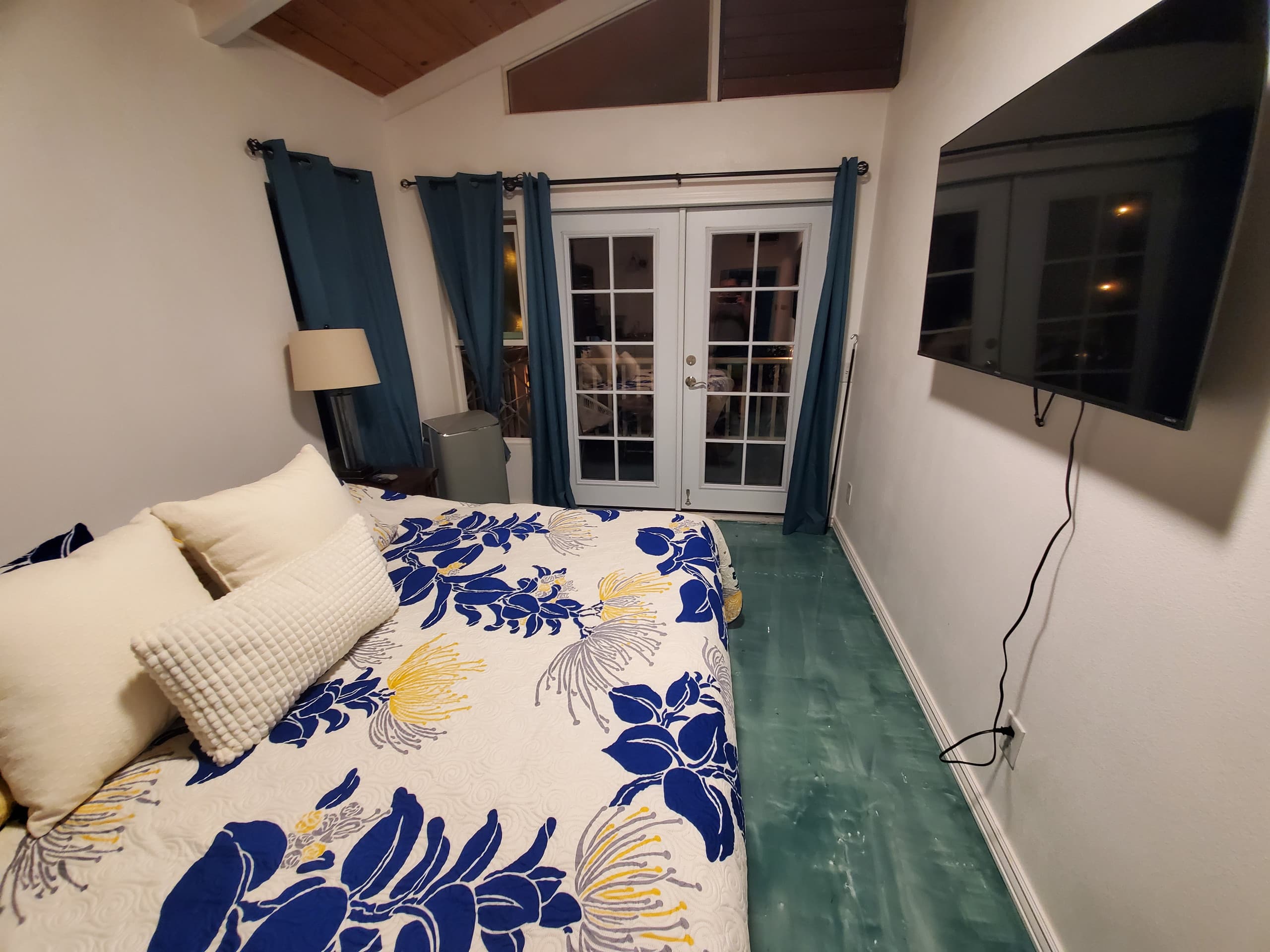 Olena Studio; King bed, Close to Airport - Photo 28